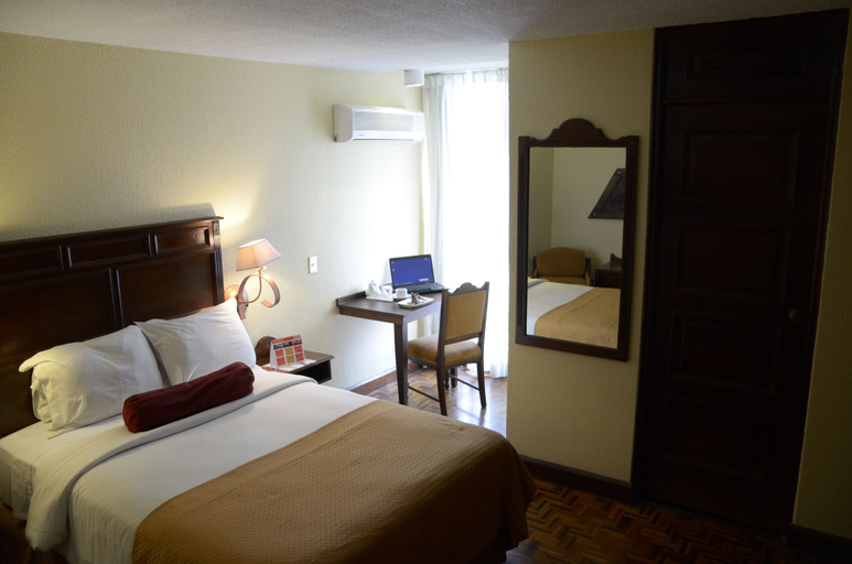 Bedroom 2, Conquistador Hotel and Conference Center, ZONA 4