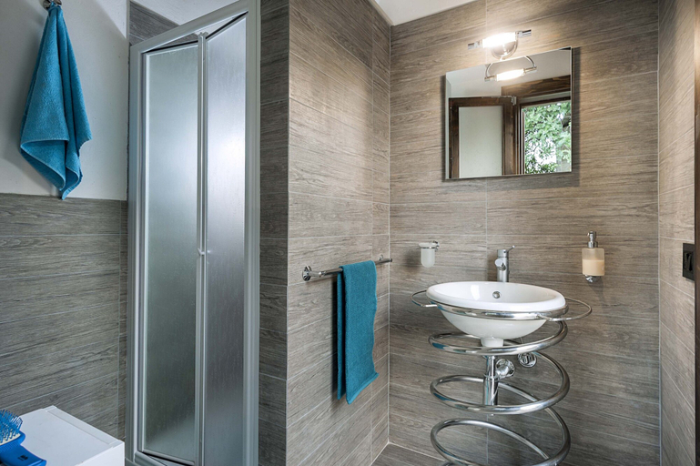 Bathroom 4, Corte Moscata, Syracuse