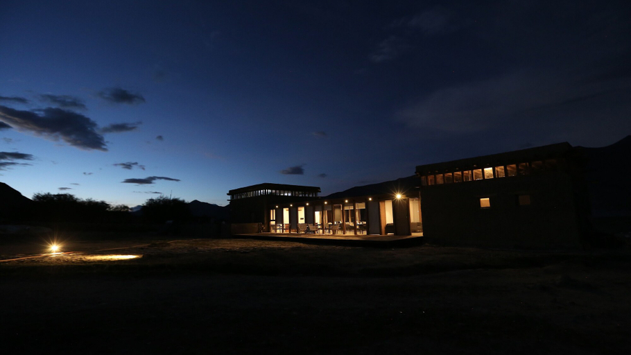 Exterior & Views