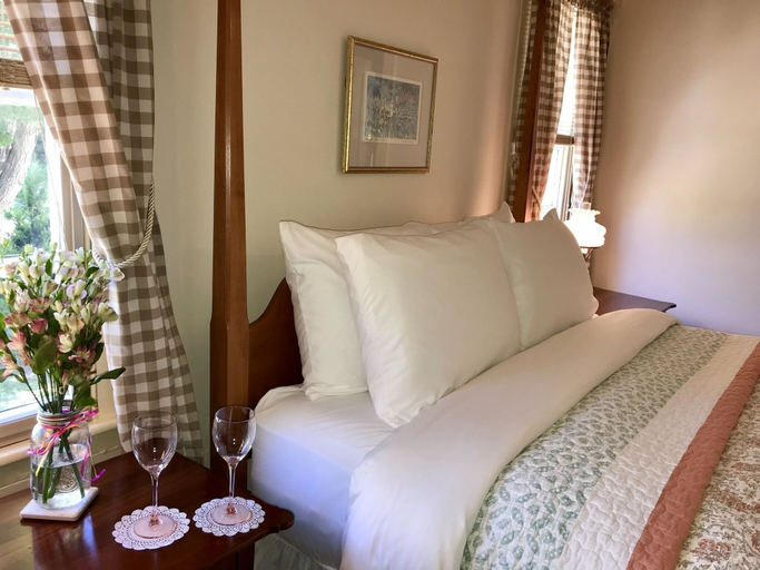Bedroom 1, Spring Hill Inn, Tolland