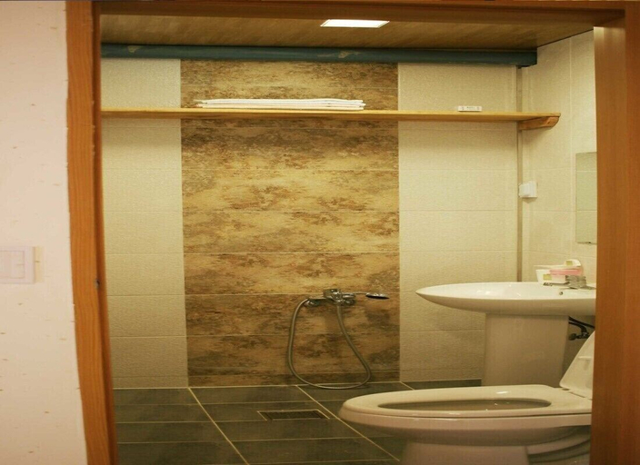 Bathroom 2, Hadong Today Sun Hanok Traditional House, Hadong