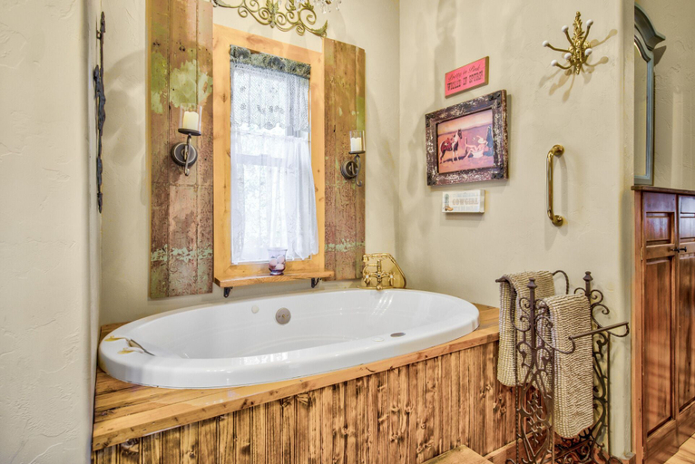 Bathroom 4, Mountain Getaway Cabinhot Tub & Pool Table4bd, El Paso