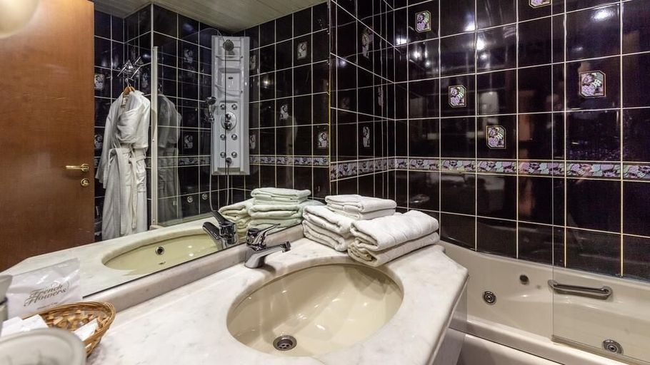 Bathroom 4, President Hotel, Tyumen'