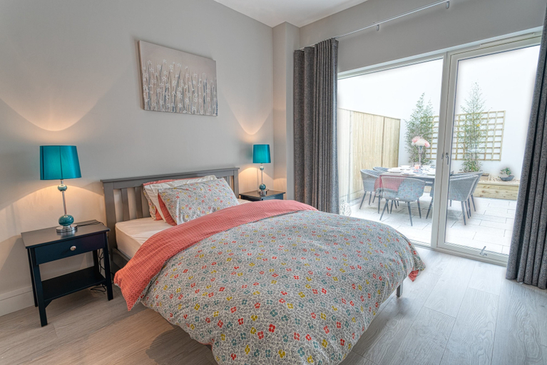 Bedroom 2, The Larry Mullen Suite - hiphipstay, Dublin
