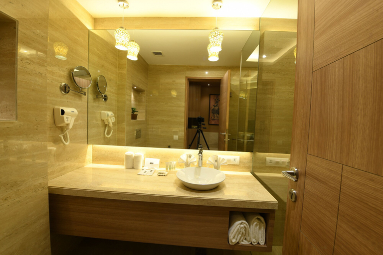 Bathroom 5, SureStay Plus Hotel by Best Western Amritsar, Amritsar