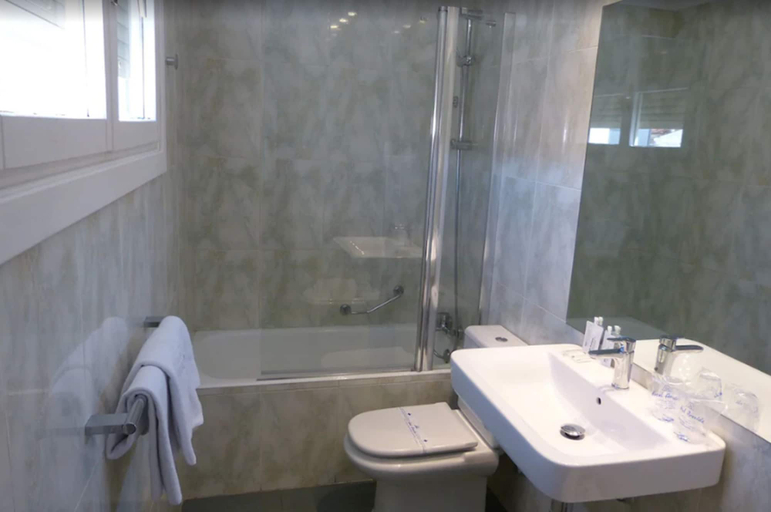 Bathroom 5, Hotel Avenida, Zaragoza