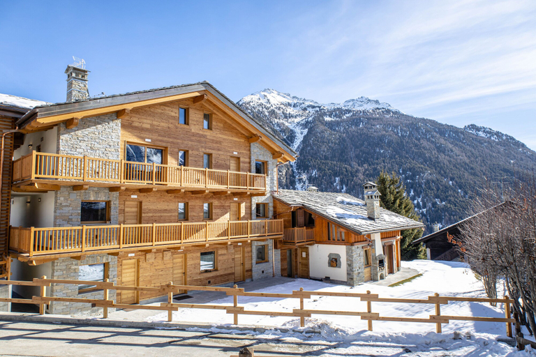 Exterior & Views