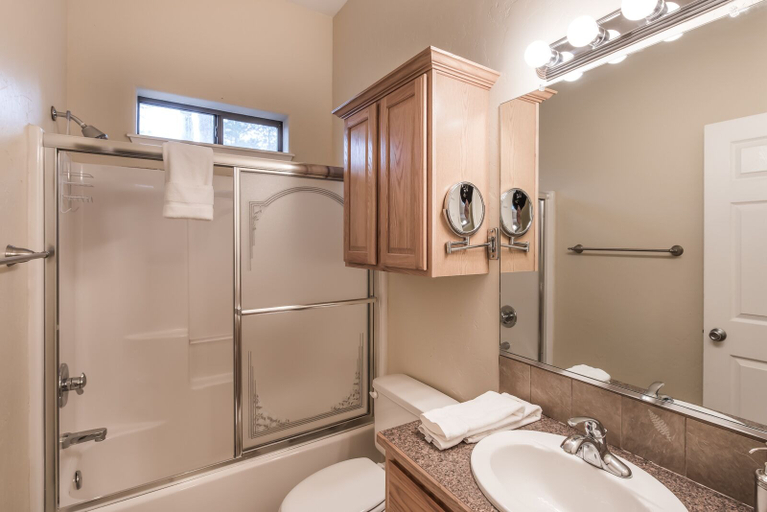Bathroom 3, Alto Family Escape, Lincoln