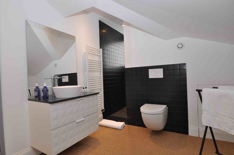 Bathroom 5, Les Tourelles, Pyrénées-Atlantiques