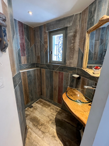 Bathroom 4, Le Clos de l'isle, Bouches-du-Rhône