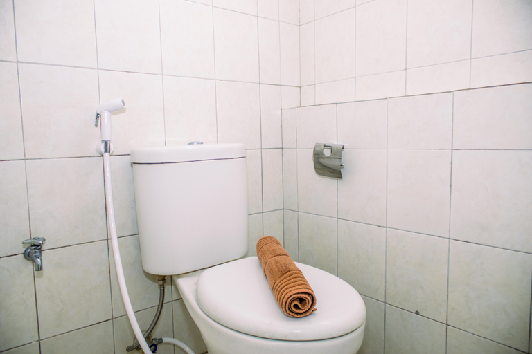 Bathroom 5, Simple and Cozy Studio Room at Bintaro Park View Apartment By Travelio, Jakarta Selatan