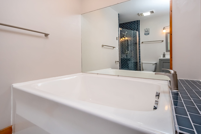 Bathroom 3, Sans Souci, Garrett