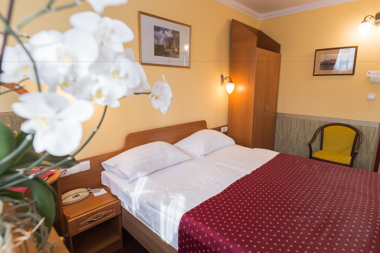 Bedroom 3, Hotel Korona Eger, Eger