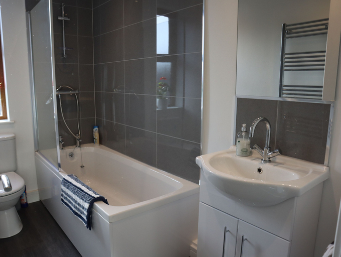 Bathroom, Sheffield 4-bedroom house free parking, Sheffield