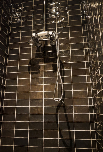 Bathroom 5, Château Haut-Brisson, Gironde