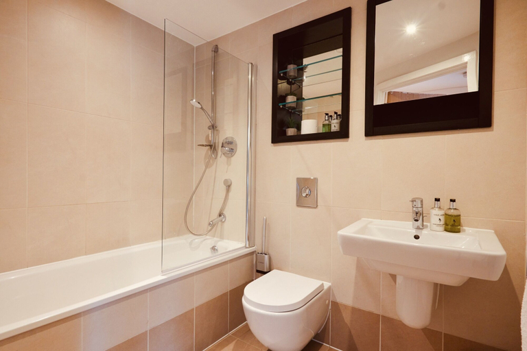 Bathroom 3, Deluxe City Apt, Beautiful River View&free Parking, Leeds