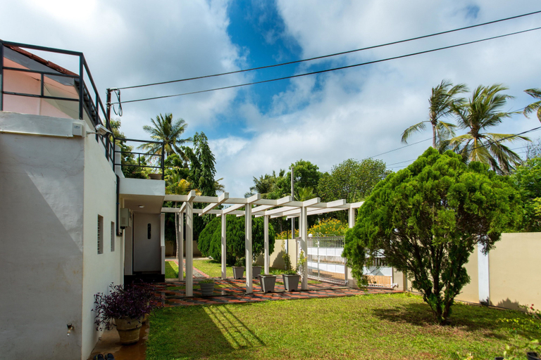 Exterior & Views 2, Dayanithi Guest House, Valikamam South