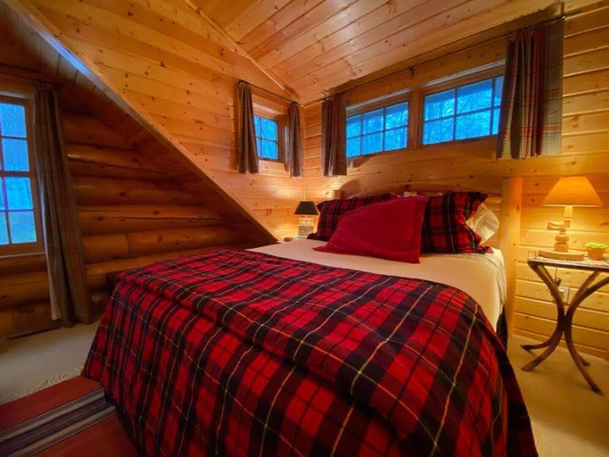 Bedroom 2, Grand View Log Cabin, Sawyer