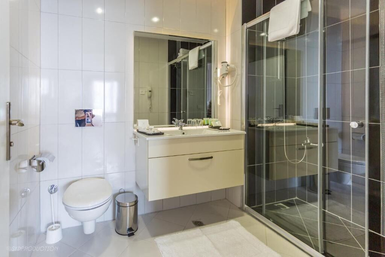 Bathroom 5, Hôtel Millenium, Conakry