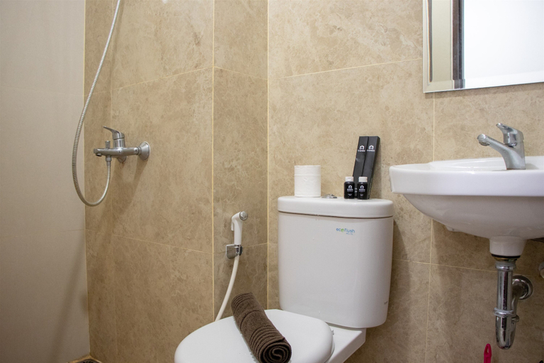 Bathroom 3, Fancy And Nice Studio Room At Transpark Cibubur Apartment, Depok