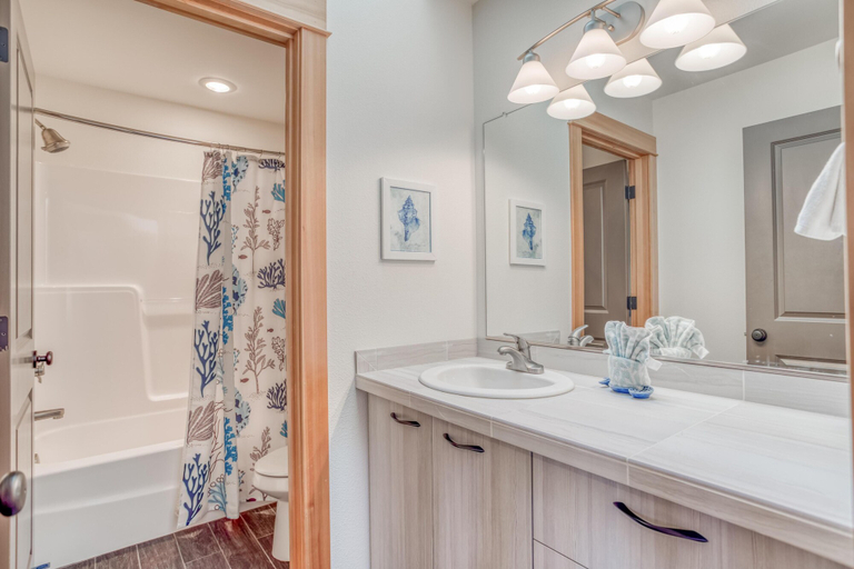 Bathroom 3, Short Walks (MCA 983), Tillamook