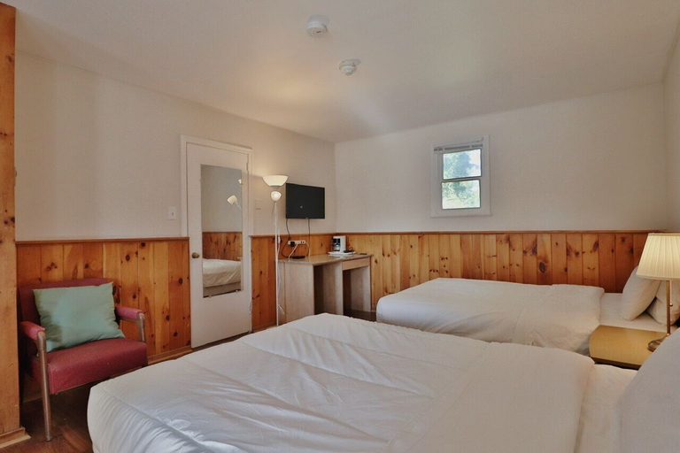 Bedroom 4, BestLiving Motel, Simcoe