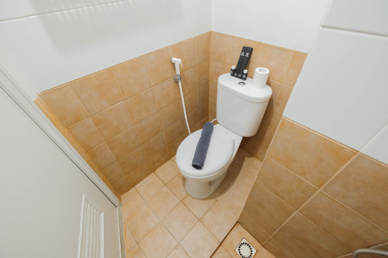 Bathroom 3, Modern Studio Apartment 27th on Top of Green Pramuka Mall, Central Jakarta