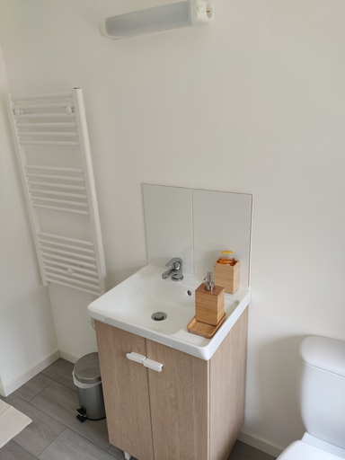 Bathroom 4, DG location, Aisne