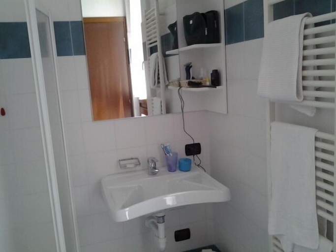Bathroom 4, Hotel Rezia, Sondrio