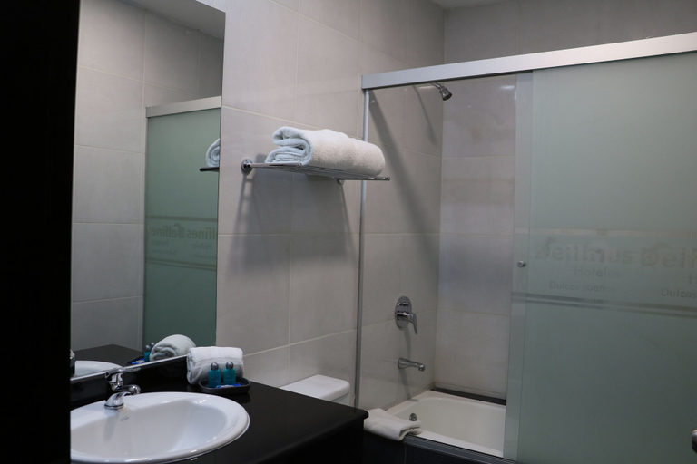 Bathroom 5, Apart Hotel Los Delfines, Pedro Domingo Murillo