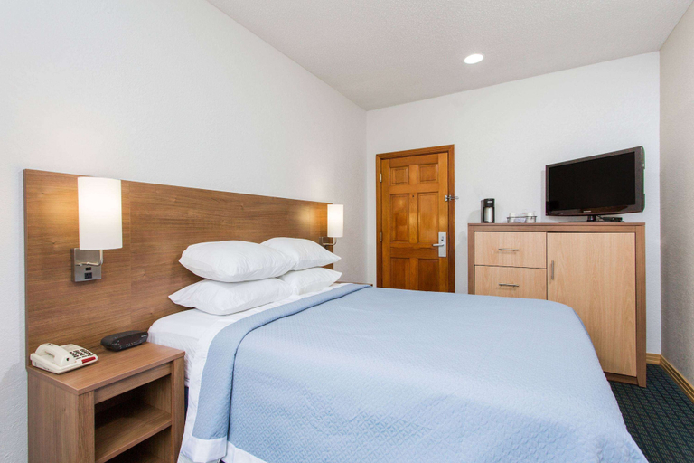 Bedroom 4, Days Inn by Wyndham Kill Devil Hills Oceanfront - Wilbur, Dare