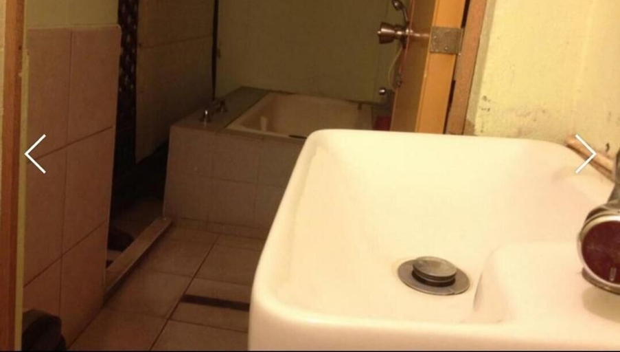 Bathroom, FnG Inn, Pagsanjan