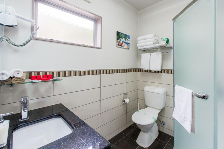 Bathroom 3, 151 on London Motel, Wanganui