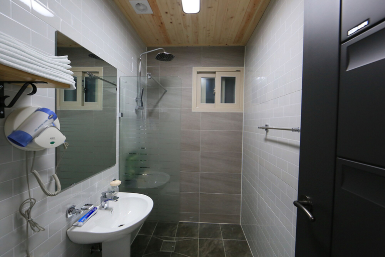 Bathroom 3, Kakao Pension, Boryeong