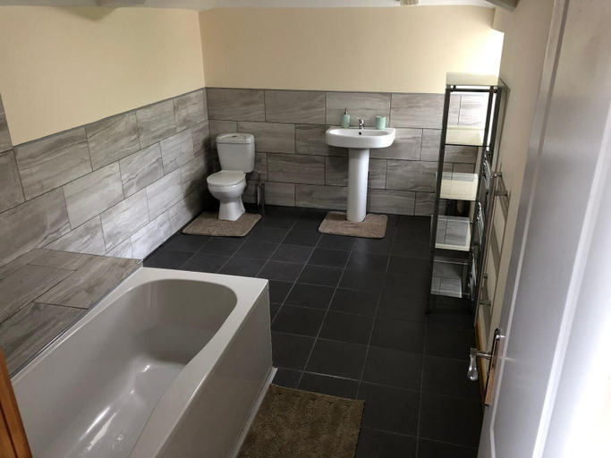 Bathroom 3, Green Apartments, Manchester