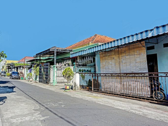 Exterior & Views 4, Oyo 91502 Kost Bu Lilies Syariah, Tulungagung