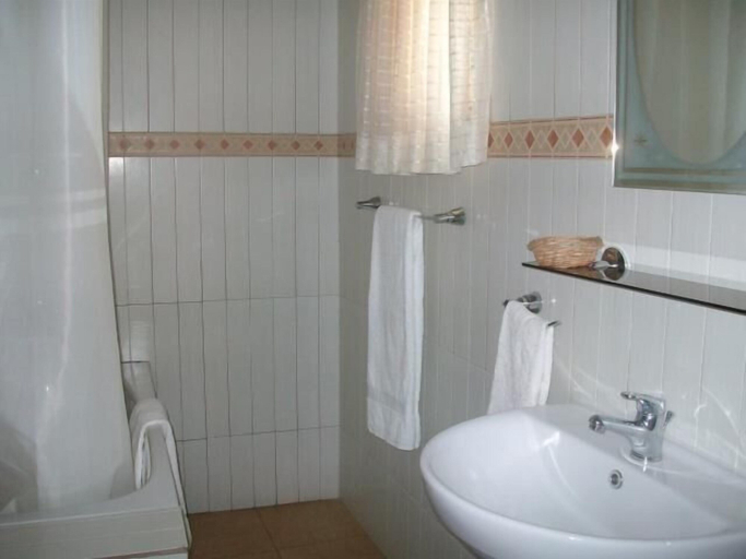 Bathroom 4, Rayporsh Hotel, Accra