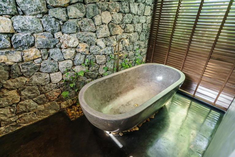 Bathroom 5, Aravinda Resort, Hoa Lư