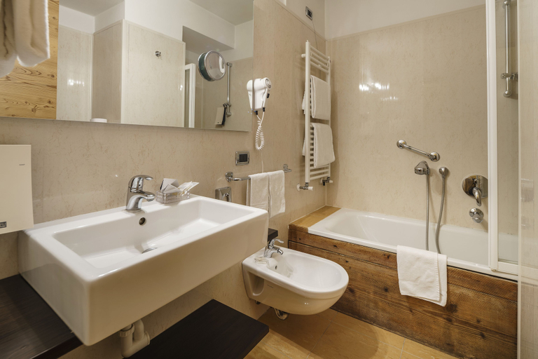 Bathroom 4, Hotel Olimpia, Belluno