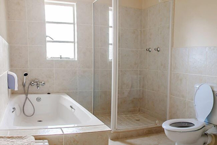 Bathroom 4, Colesberg Lodge, Pixley ka Seme