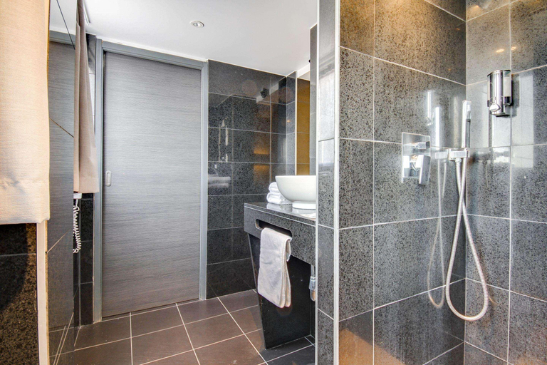 Bathroom 4, Brit Hotel Porte d’Espagne, Pyrénées-Orientales