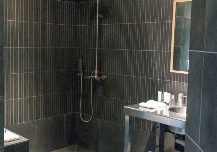 Bathroom 5, Du Côté des Olivades, Bouches-du-Rhône
