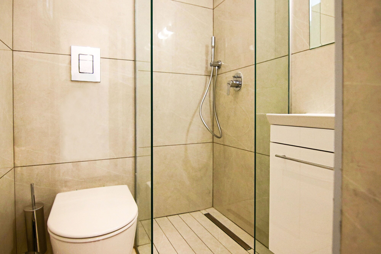 Bathroom 2, Phaedrus Living: Seaside Executive Flat Harbour 101