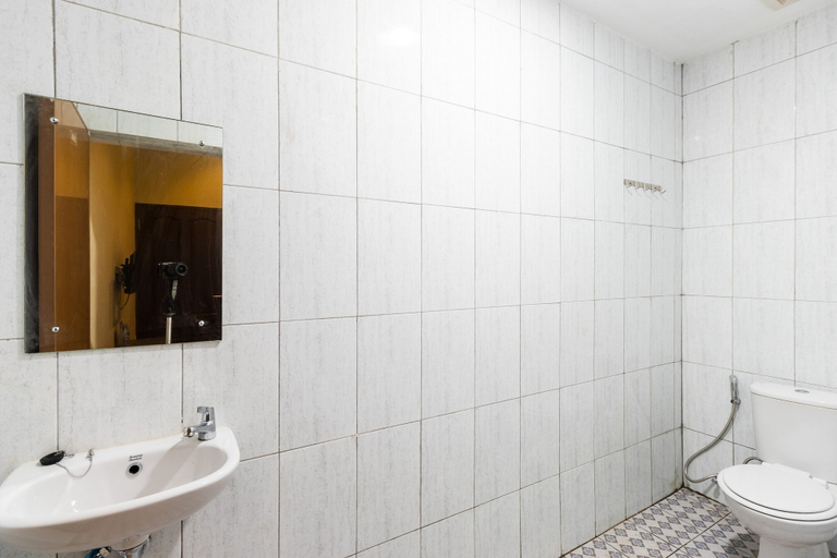 Bathroom 4, RedDoorz near Medan Amplas, Medan
