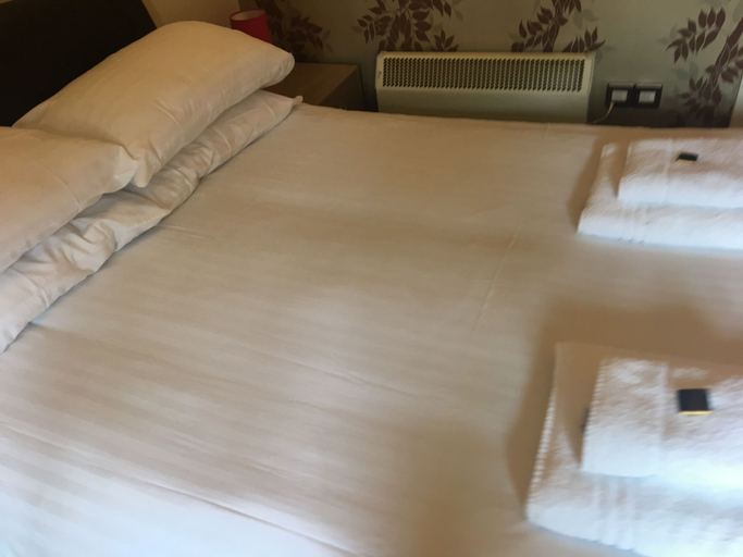 Bedroom 2, El Cafe at The White Swan, Warwickshire