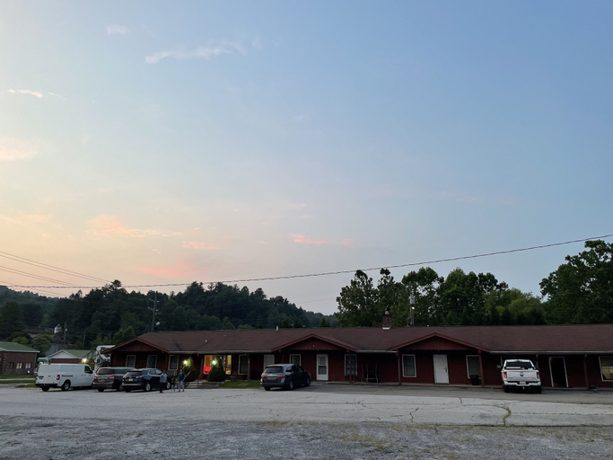 Exterior & Views 2, Pine Valley Motel, Mitchell