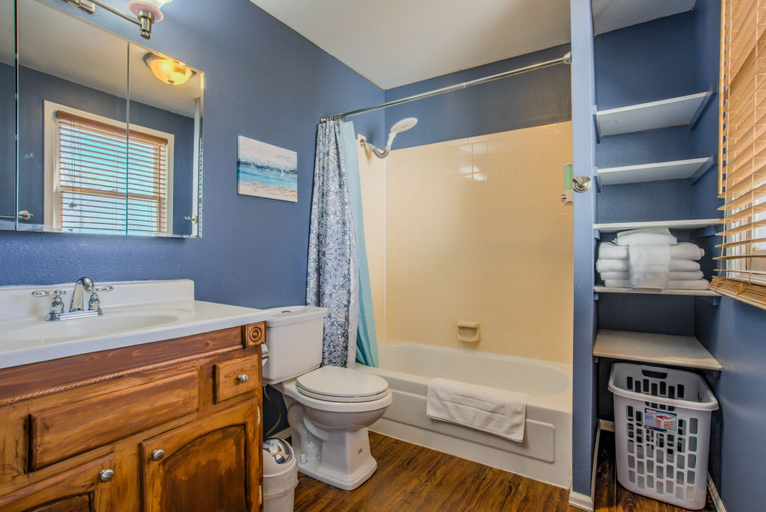 Bathroom, 3BR MTN Viewsdowntownnext to Lake, Parks, More, El Paso
