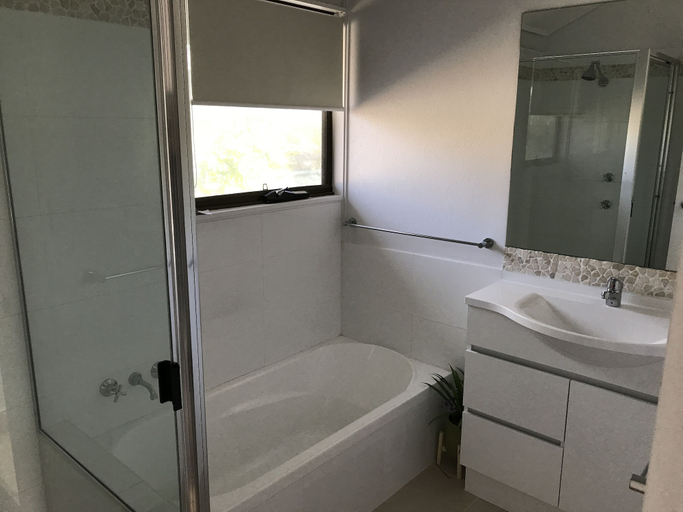 Bathroom 5, Glen Eden Beach Resort, Noosa - Sunshine-Peregian