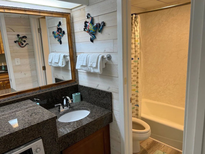 Bathroom 2, Coral Beach by Sweet Magnolia, Horry
