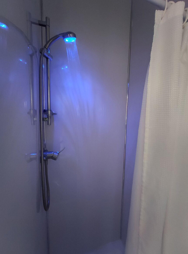 Bathroom 4, Mardi Gras Hotel, Blackpool